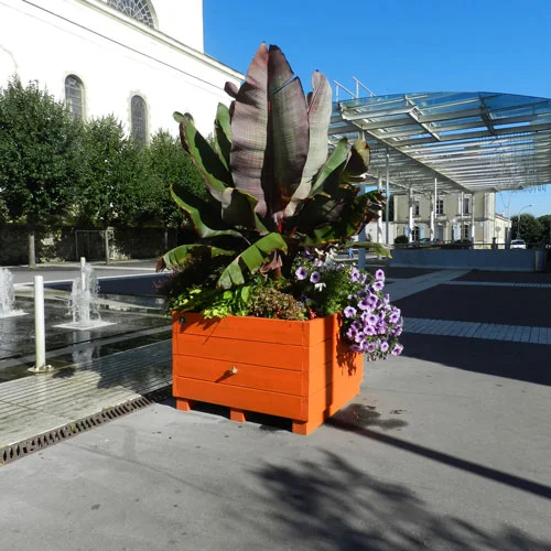 Bac de jardinage urbain Jardian Case installé en collectivité dans un espace public