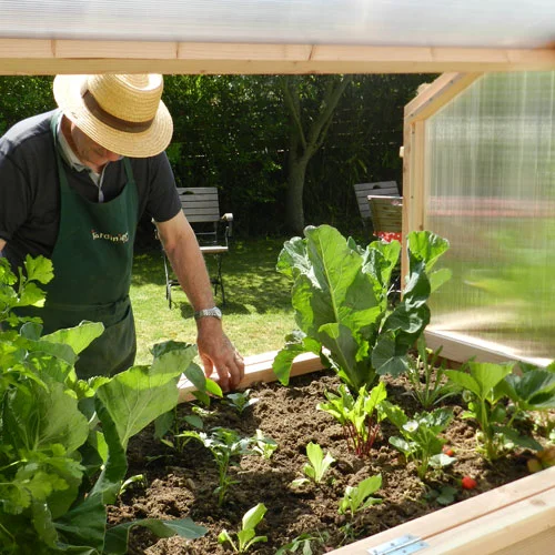 Particulier jardinage dans un bac potager surélevé avec le procédé Jardian Case