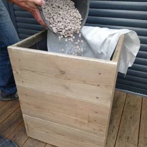 Étape 2 de l'installation du procédé Jardian Case : Mise en œuvre de granulat dans le fond du pot