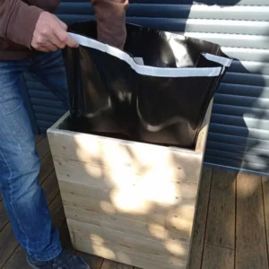 Étape 1 de l'installation du procédé Jardian Case : Mise en œuvre de la housse dans le nouveau pot